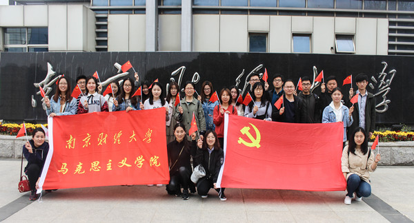 公司组织研究生观看纪录片《厉害了，我的国》